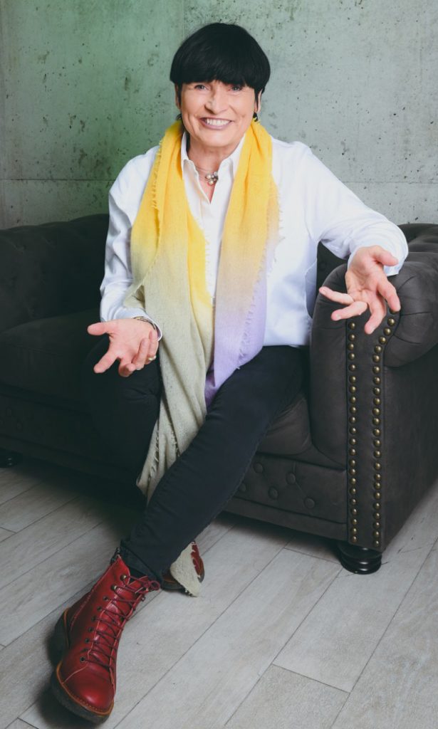 Heike Heimann Geschäftsführerin von WIN5 sitzend und lächelnd